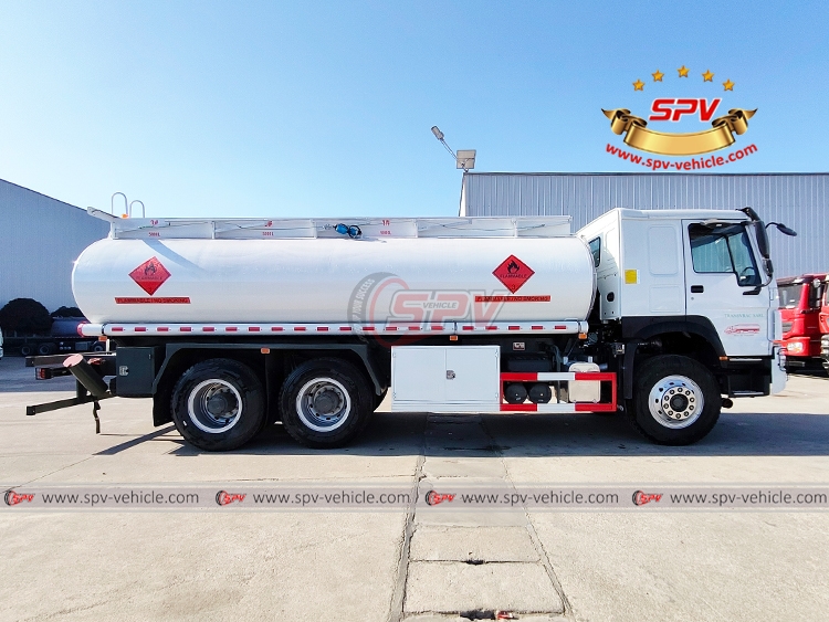 20,000 Litres Aluminum Fuel Tank Truck Sinotruk - Right Side View